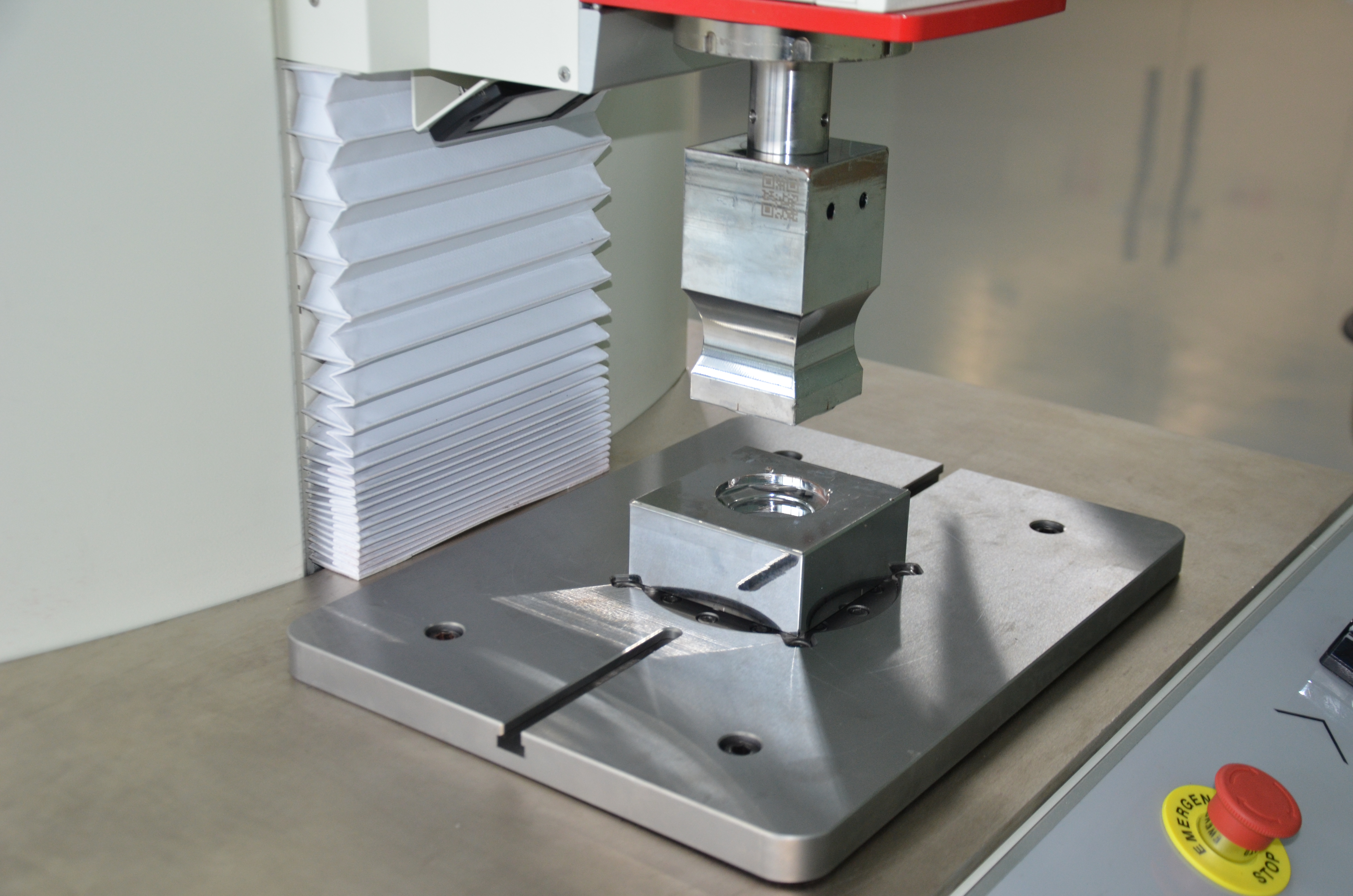 微米级定位精度示意图